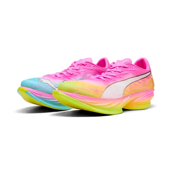 Sapatilhas de corrida Puma coloridas em gradiente vibrante.
