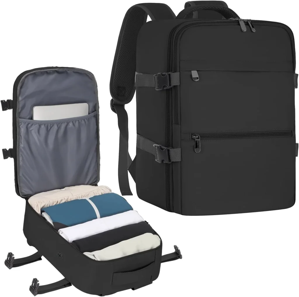 Mochila preta de viagem aberta com roupa e compartimento portátil.