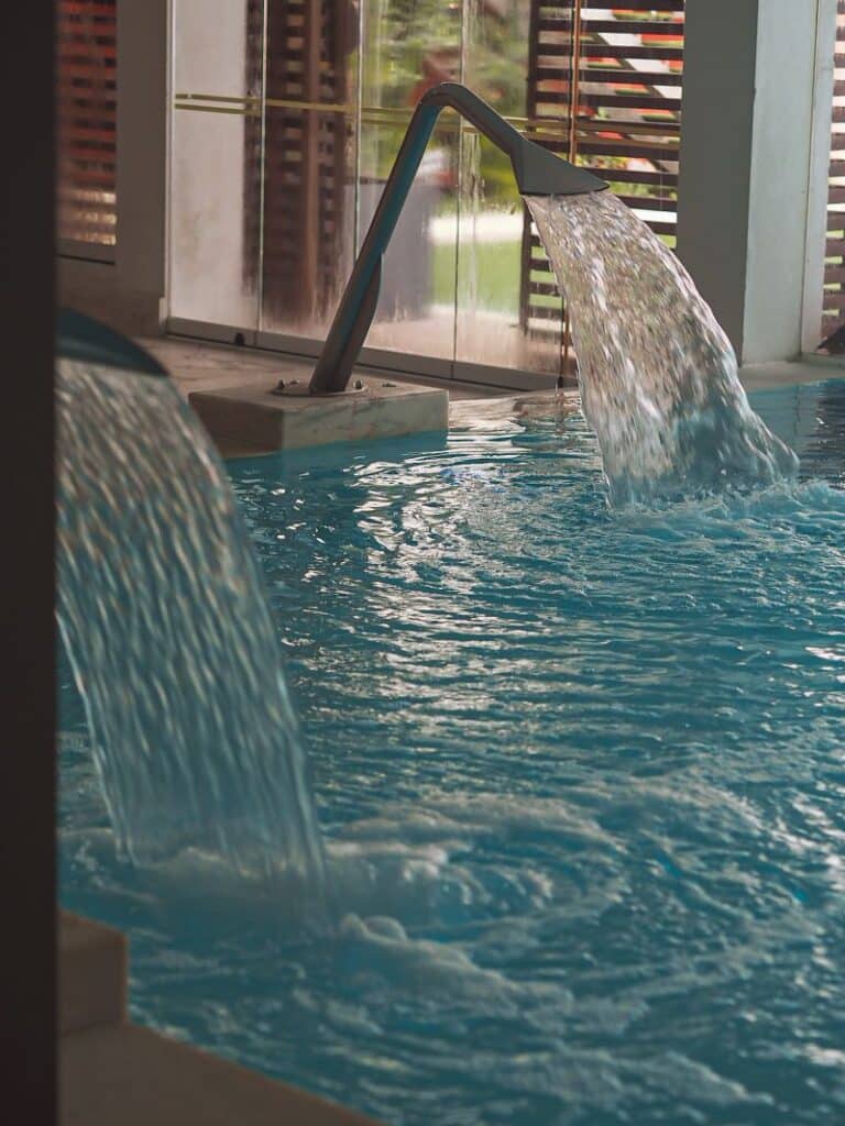 Piscina interior com cascatas de água