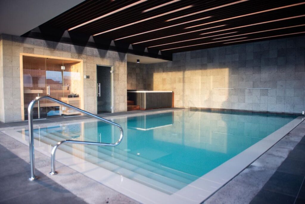 Piscina coberta com luz solar a entrar