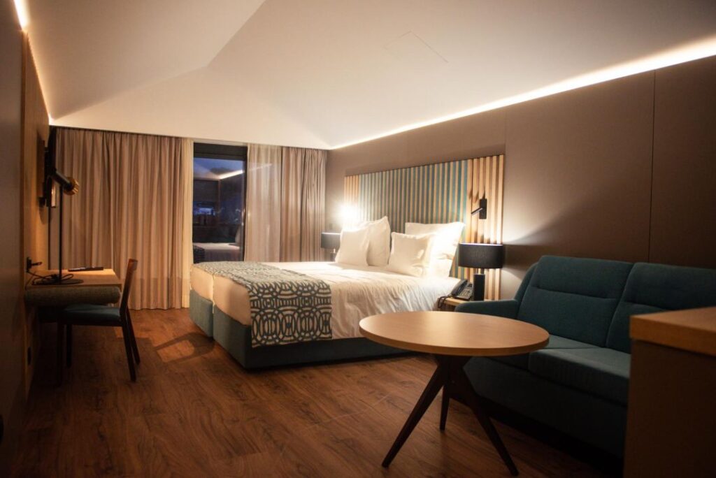 Quarto de hotel moderno e acolhedor à noite.