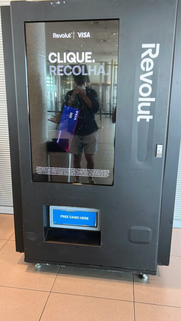 Máquina de venda automática de cartões Revolut num aeroporto.