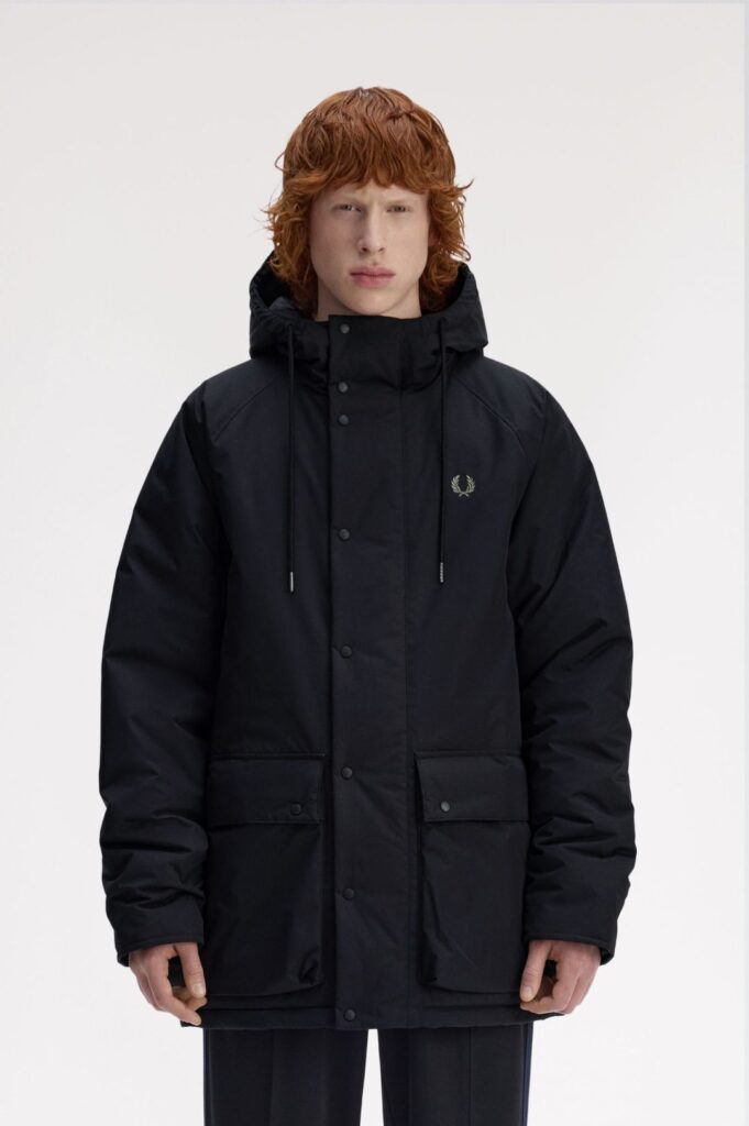 Homem com casaco preto de inverno.