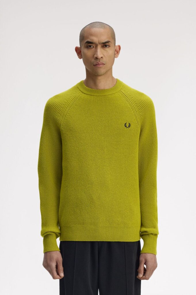 Homem com camisola verde-limão elegante.