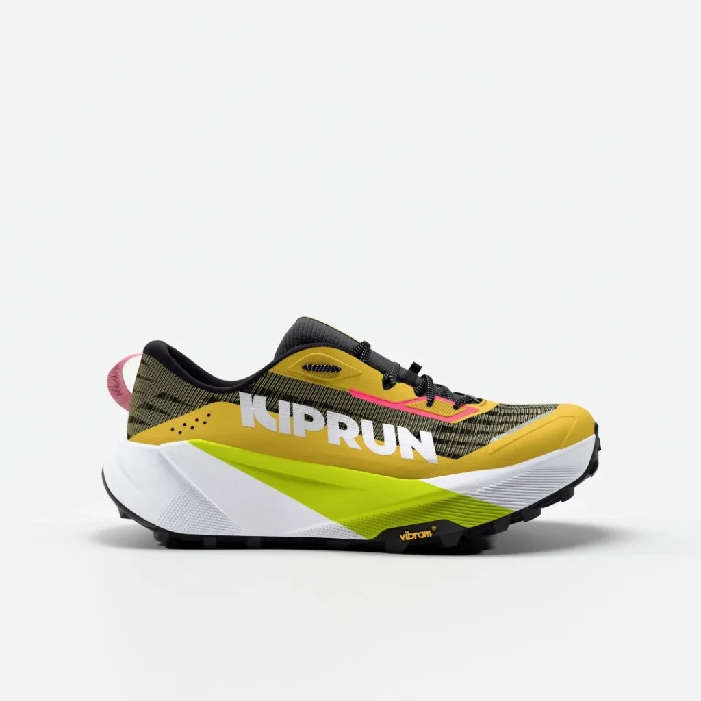 Sapatilha de trail running Kiprun amarela e verde com sola Vibram.
