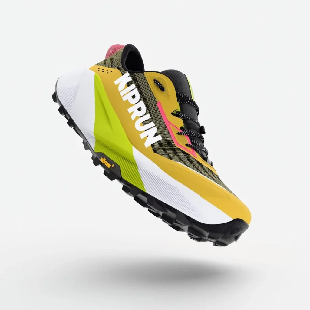 Sapatilha de trail running Kiprun amarela com sola Vibram.