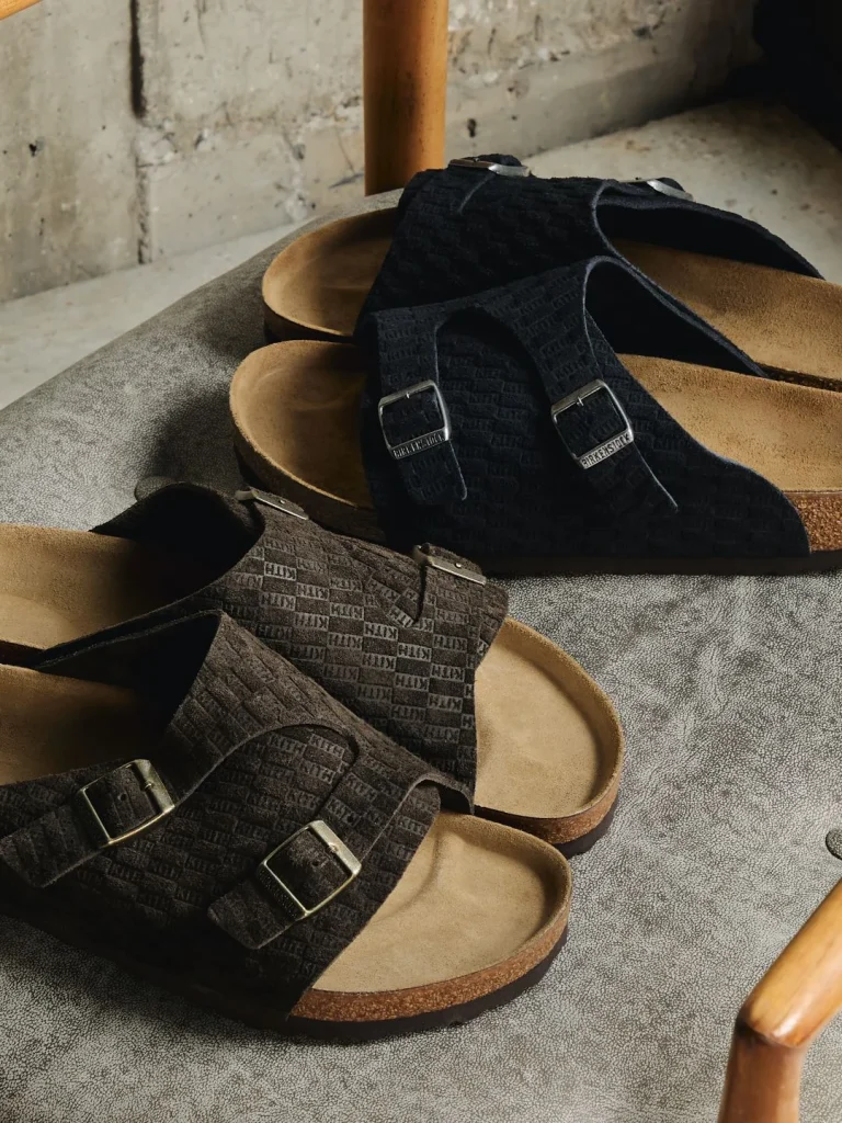 Dois pares de sandálias Birkenstock em azul e castanho.