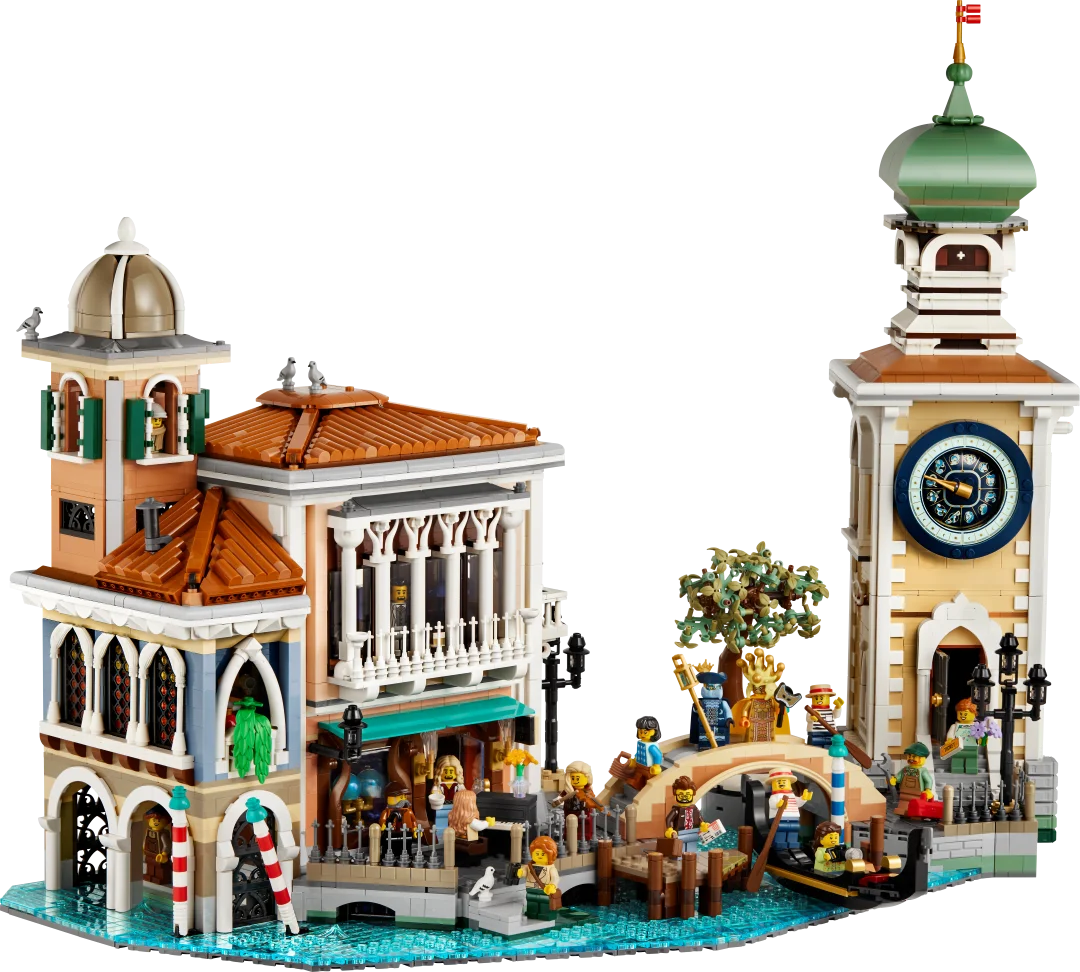 Set LEGO Icons Bairro de Veneza montado sobre uma mesa de madeira numa sala de estar, destacando a torre do relógio, a ponte e o canal com uma gôndola