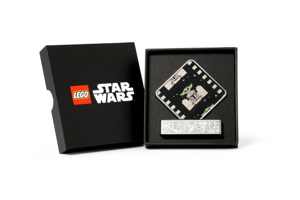 Caixa LEGO Star Wars com colecionável Grogu e nave.