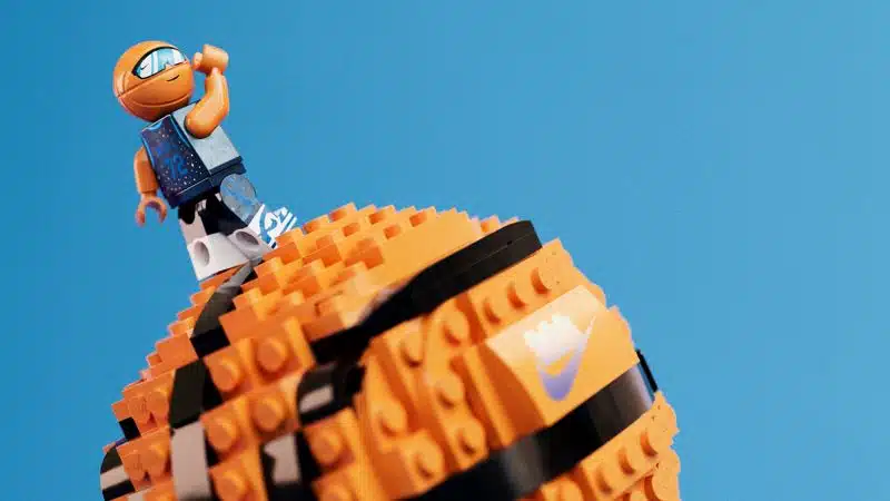 Figura Lego em bola de basquete com logótipo Nike.