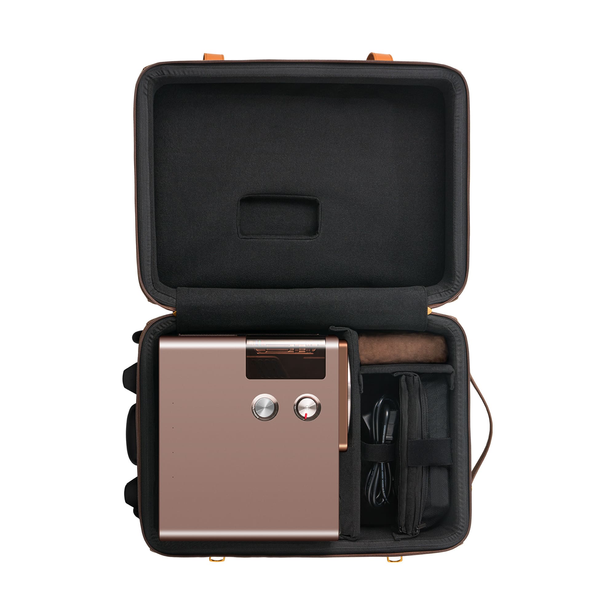 Projetor laser Hisense XR10 cor de bronze acondicionado numa mala de transporte preta aberta com compartimentos para cabos e acessórios