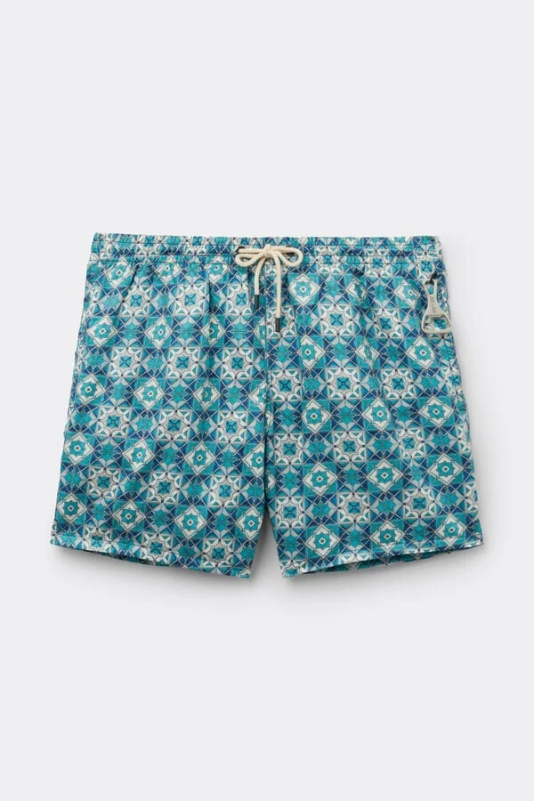 Calções de banho masculinos com padrão de azulejos azuis.