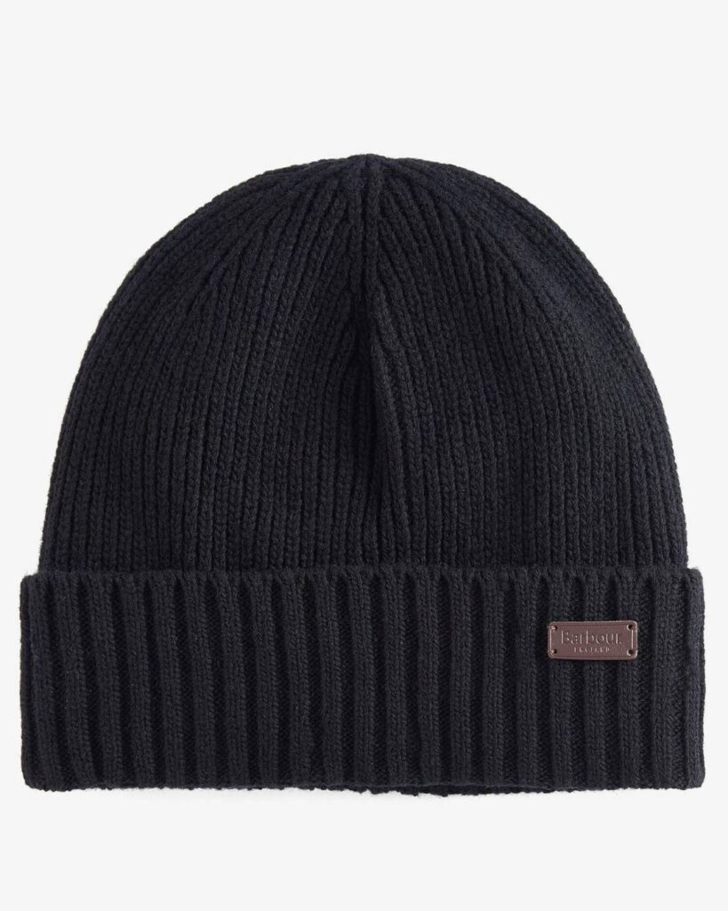 Gorro de lã preto com emblema metálico.