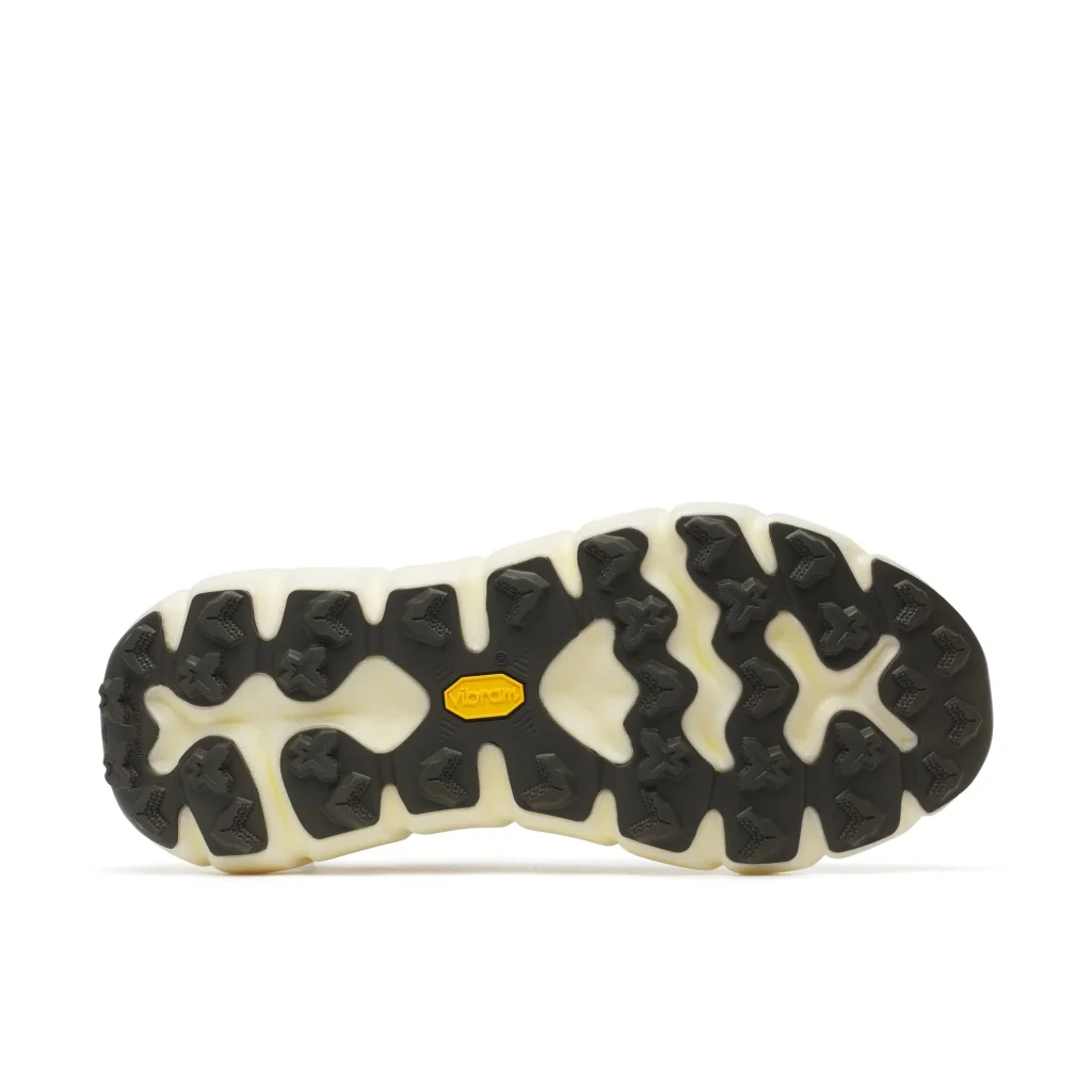 Sola Vibram preta e creme de um sapato desportivo.