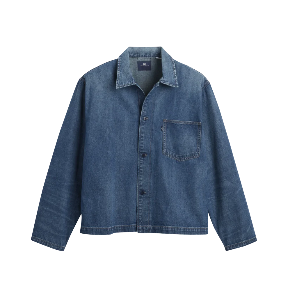 Camisa de ganga azul de manga comprida com bolso frontal.