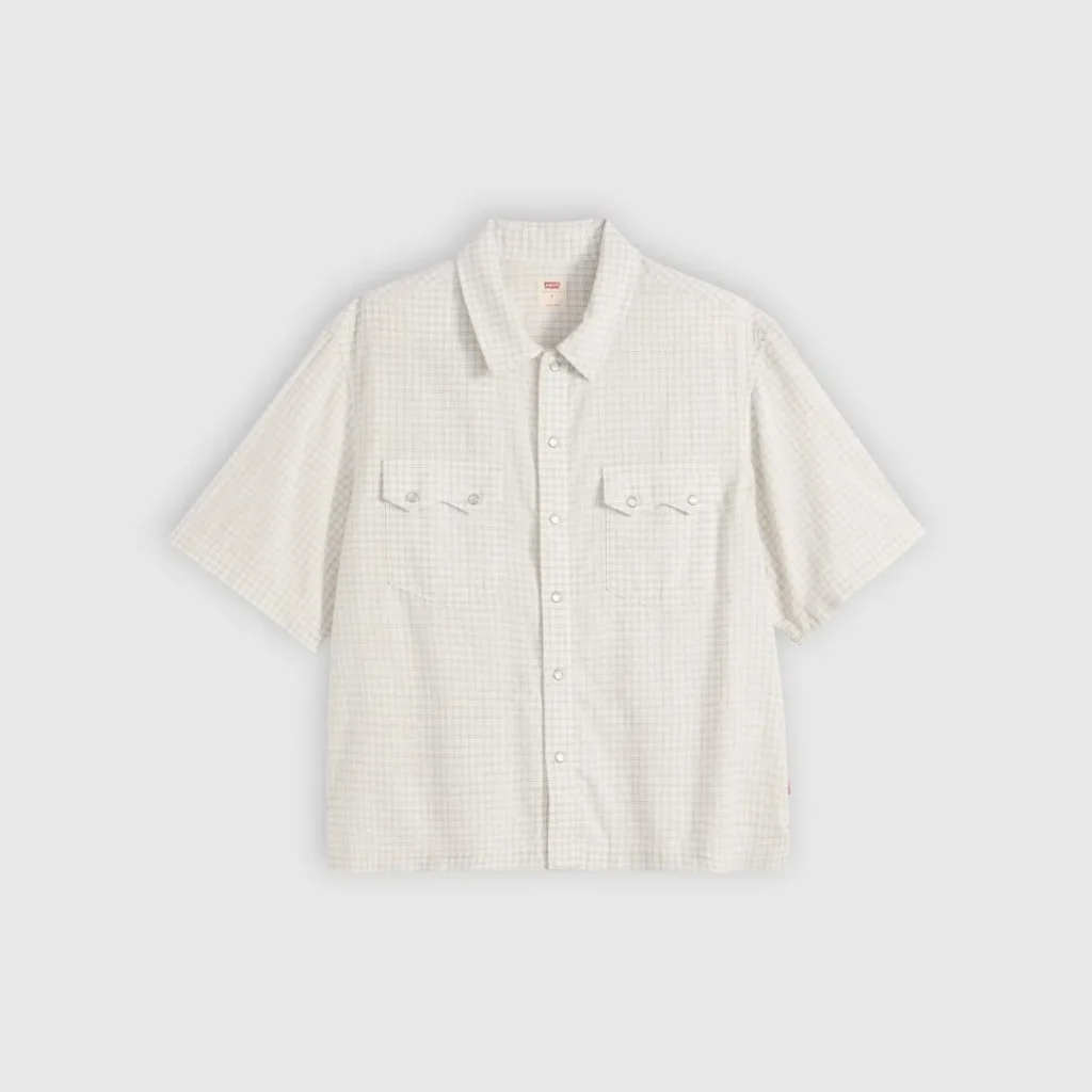 Camisa masculina xadrez clara de manga curta com bolsos.