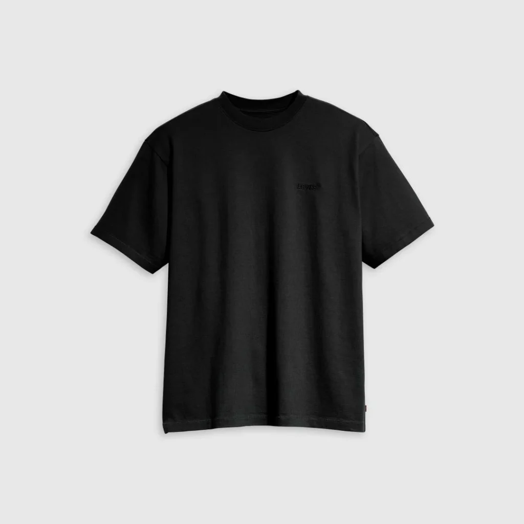 T-shirt preta Levi's básica com logo discreto.