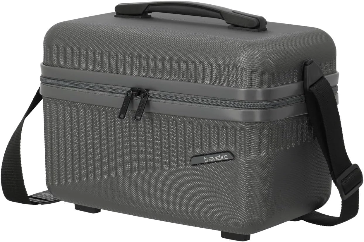 Necessaire rígido de viagem cinzento escuro da marca travelite com textura em relevo, fecho duplo e alça de ombro preta