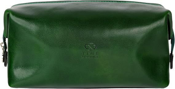 Necessaire de viagem em pele verde escuro da marca Time Resistance com fecho superior.