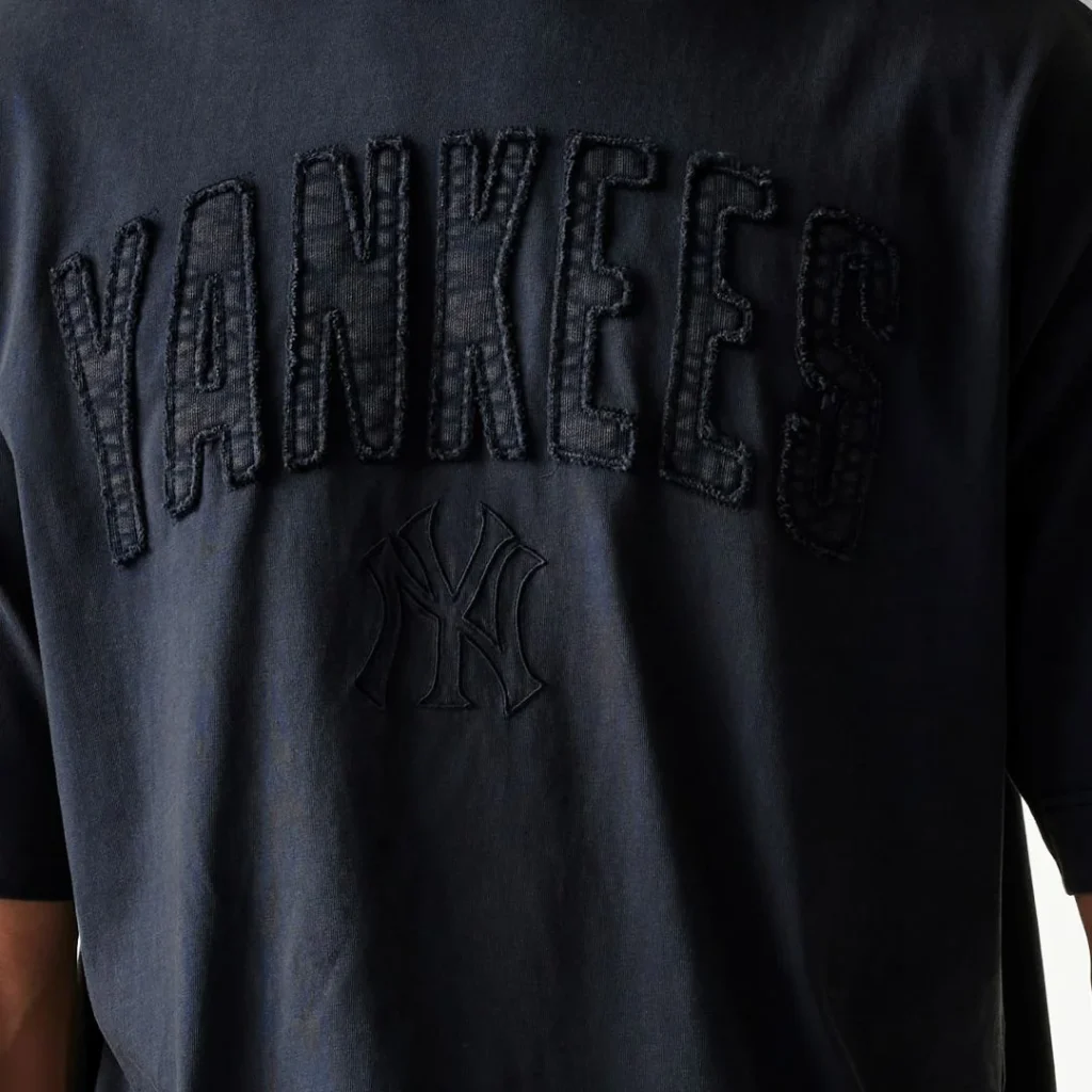 Camisola preta Yankees com logótipo bordado.