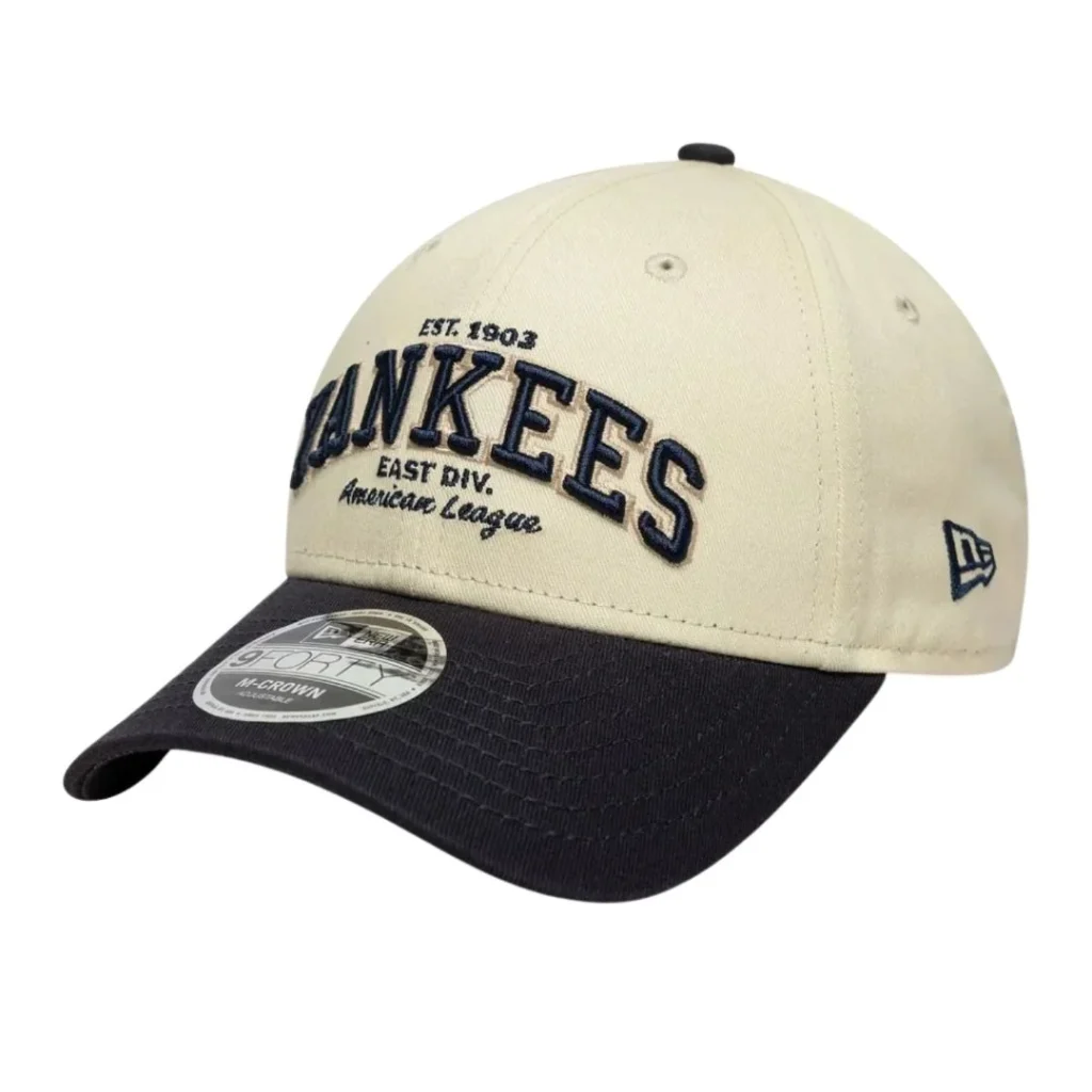 Boné New York Yankees New Era creme e azul-marinho.