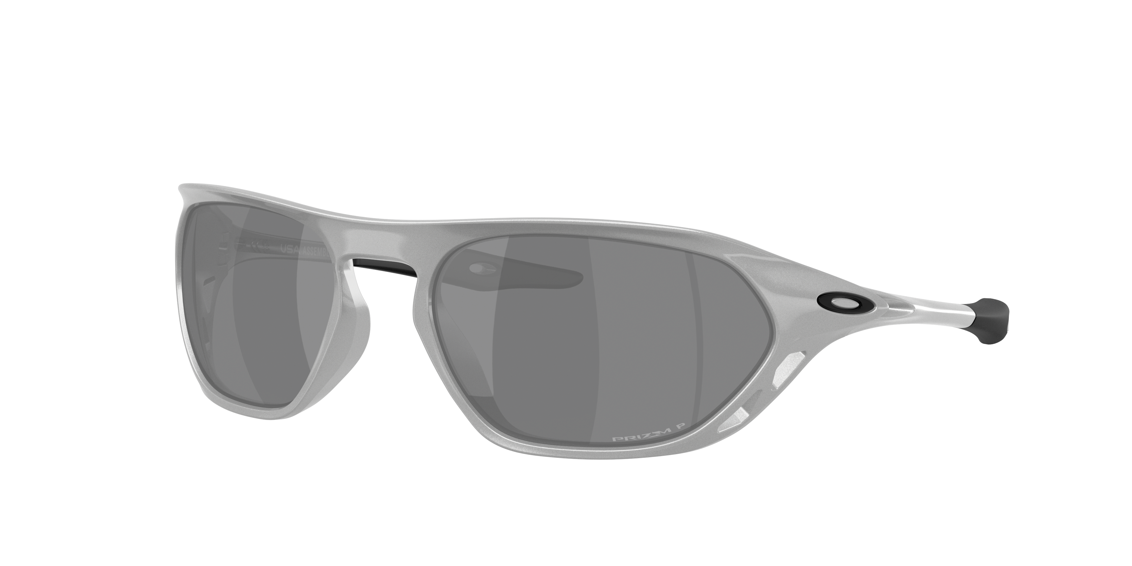 Óculos de sol desportivos com armação prateada, lentes escuras e hastes pretas dos novos óculos oakley 2026
