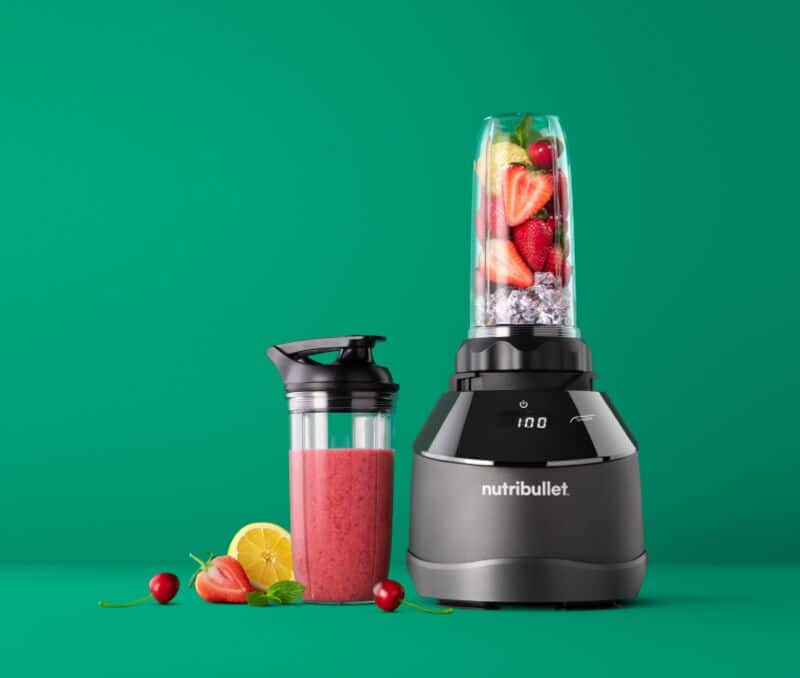 Liquidificador com frutas e smoothie vermelhos
