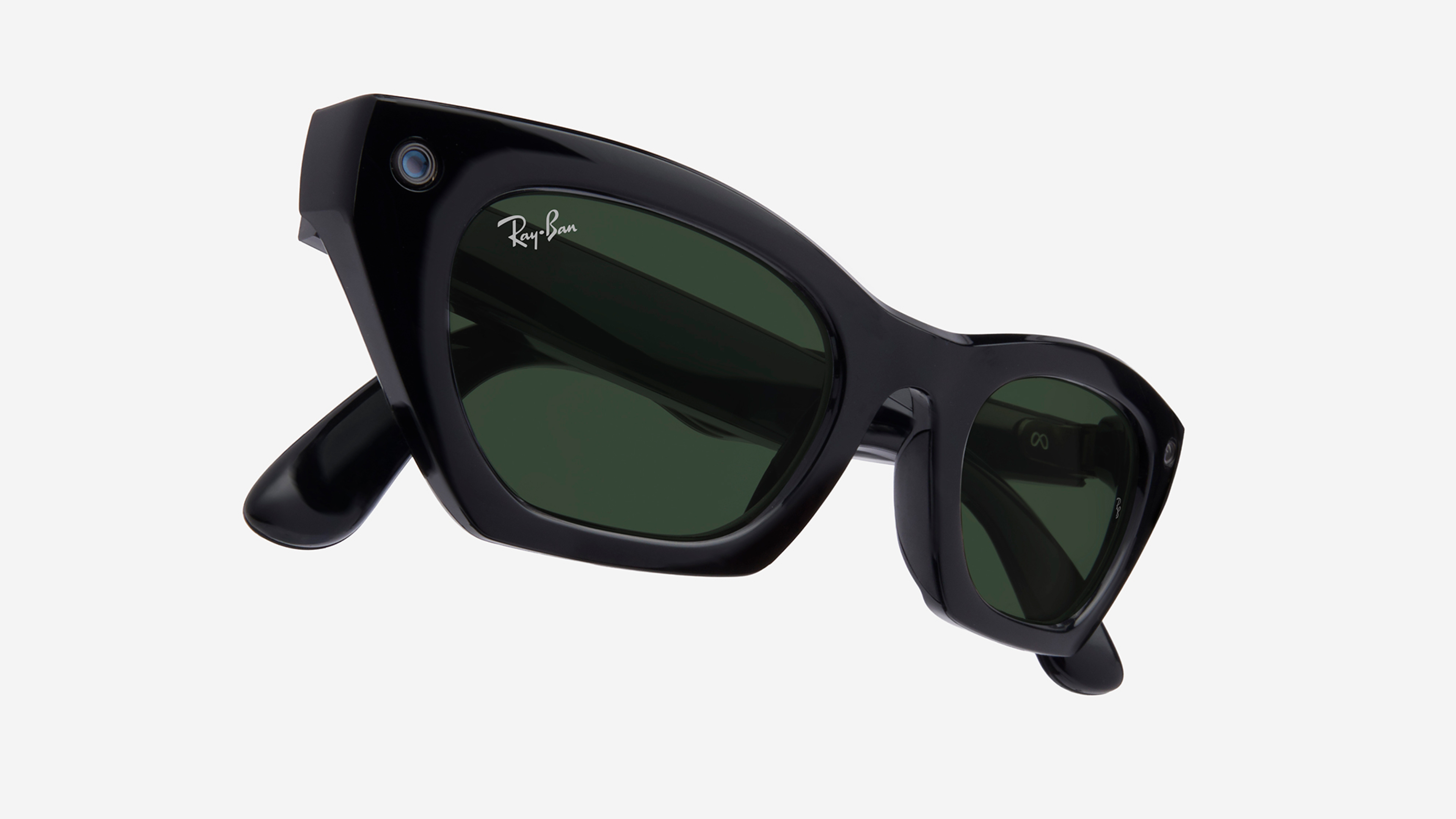 Óculos inteligentes Ray-Ban Meta com armação preta espessa, lentes verdes e uma câmara integrada visível no canto superior