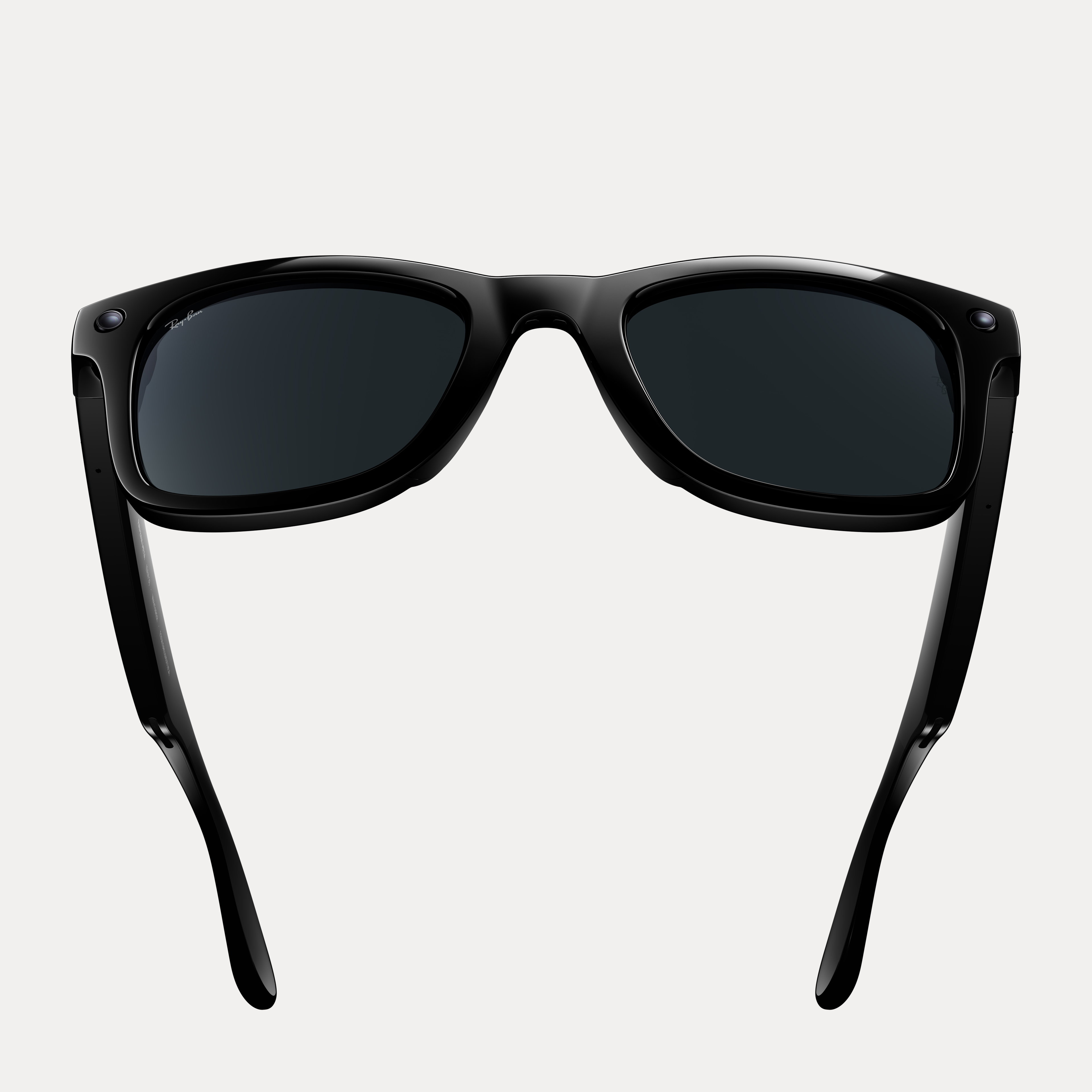 Óculos inteligentes Ray-Ban Meta pretos com lentes escuras e câmaras integradas nos cantos superiores da armação.