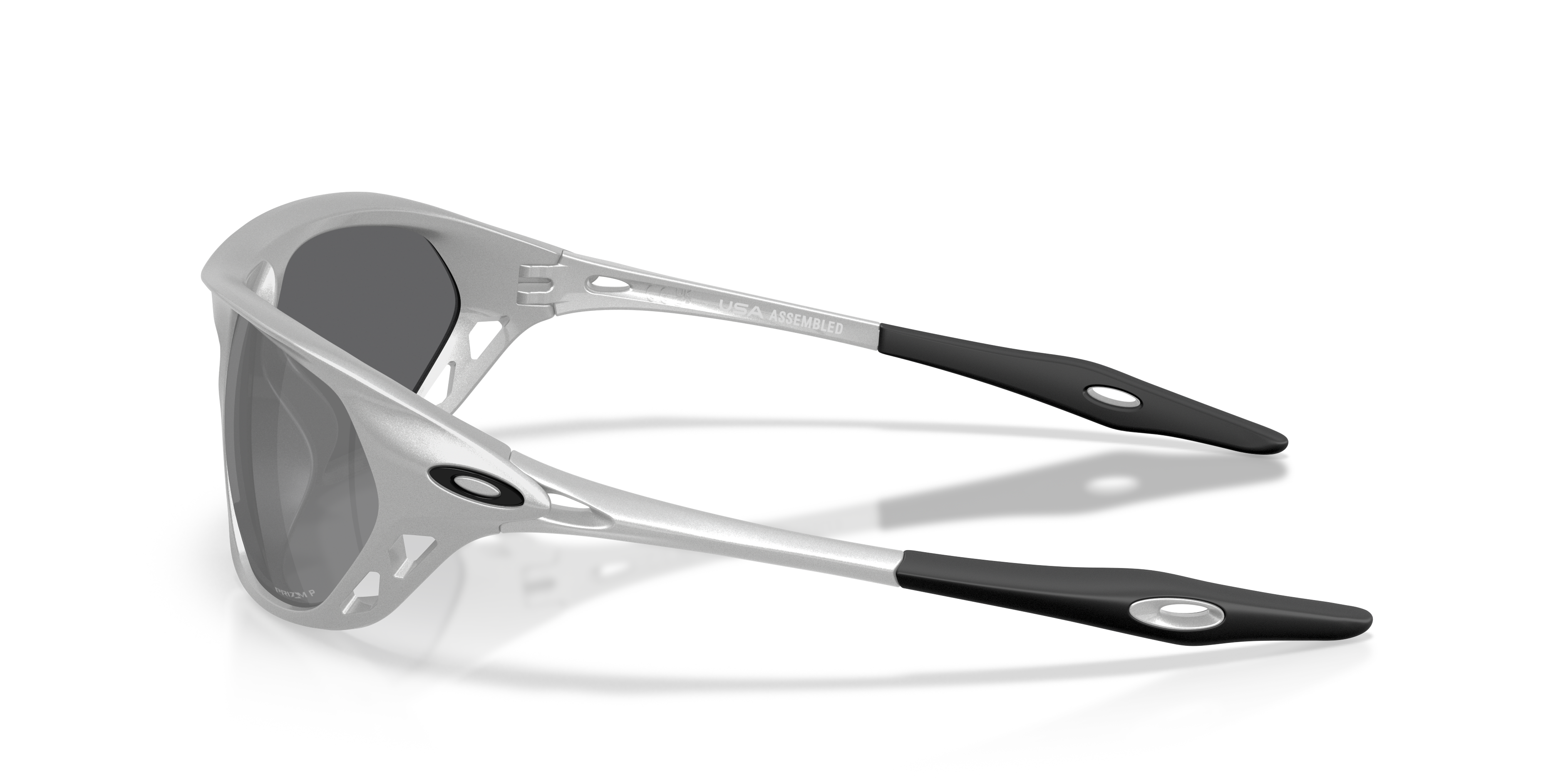 Óculos de sol prateados Oakley Cage Jacket com lentes pretas e aberturas laterais na armação sobre fundo branco