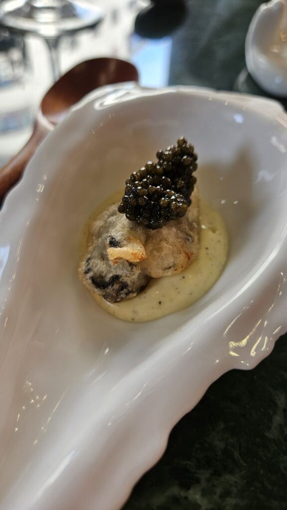 Prato gourmet com caviar e molho cremoso.