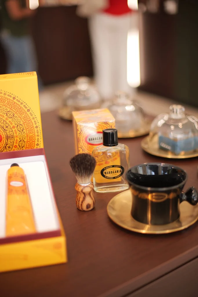 Produtos de barbear clássicos e uma chávena de café.