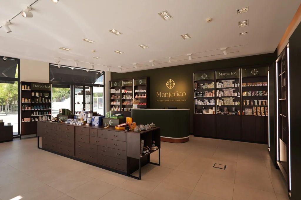 Interior elegante da loja de cosméticos Manjerico em Portugal.