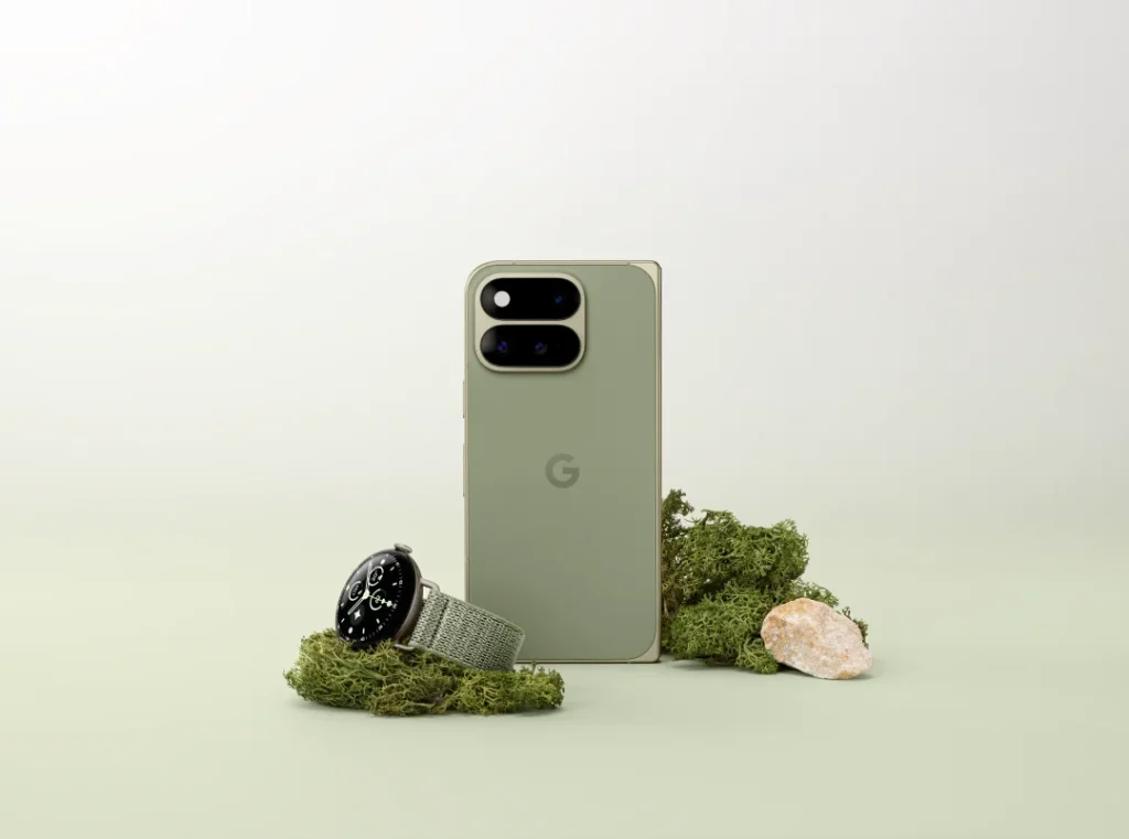 Smartphone Google Pixel Fold verde e smartwatch sobre musgo.