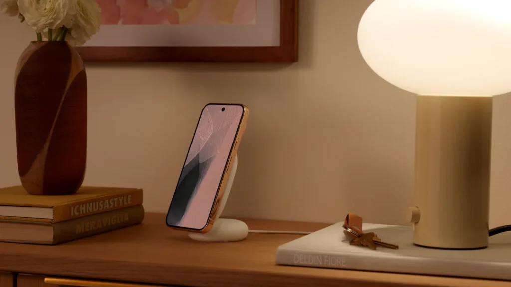 Smartphone num suporte de carregamento sem fios sobre uma mesa.