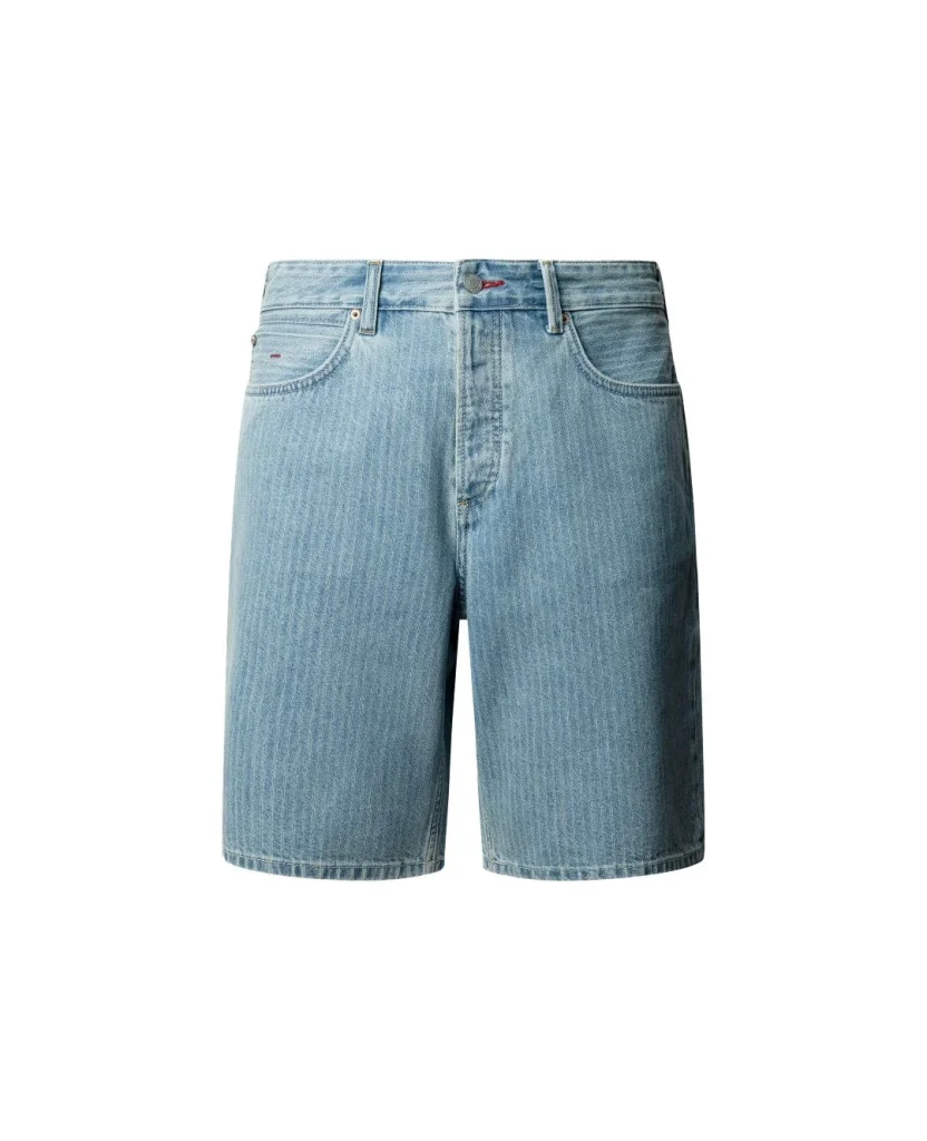 Calções de ganga azuis claros com riscas verticais.