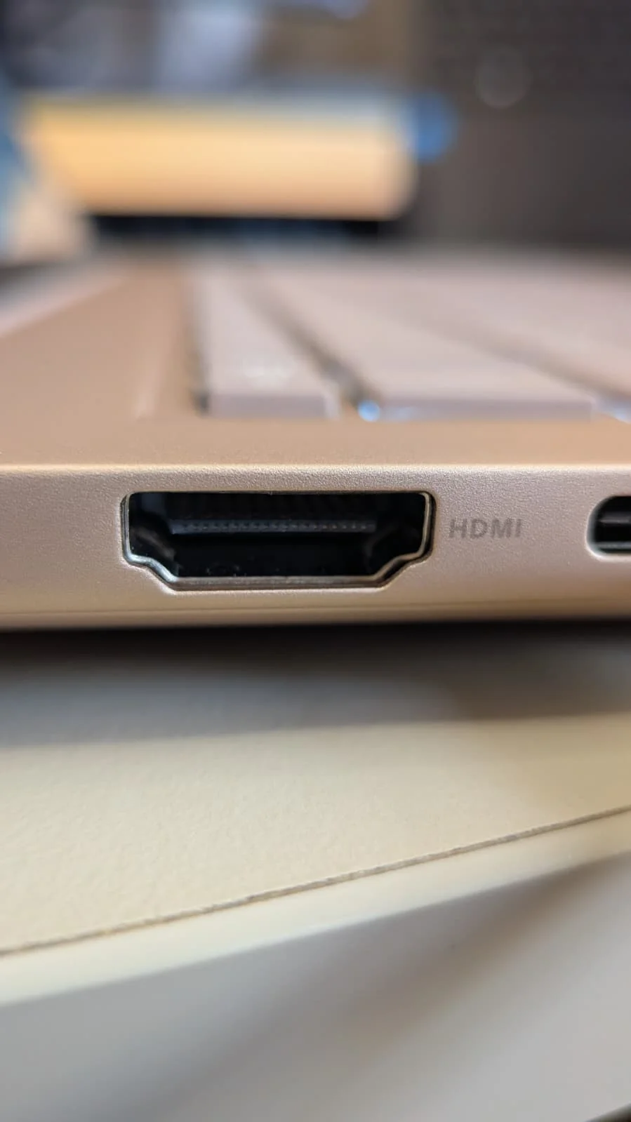 Porta HDMI na lateral do portátil ASUS Zenbook 14 UX3480KA com acabamento metálico
