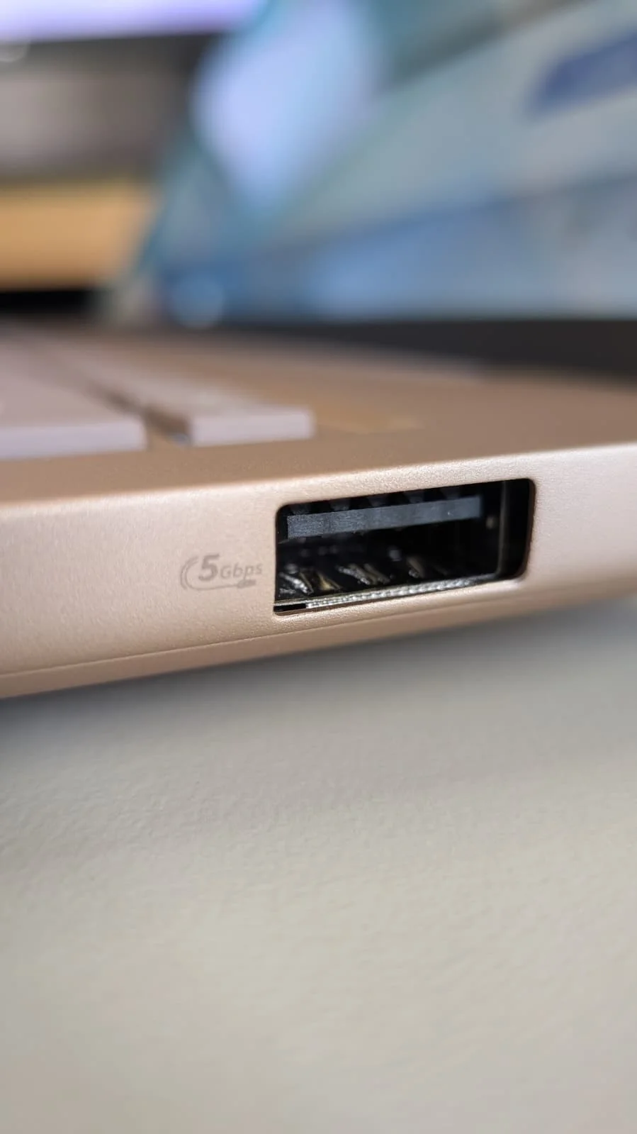 Porta USB-A com indicação de 5Gbps na lateral metálica do portátil ASUS Zenbook 14 UX3480KA.