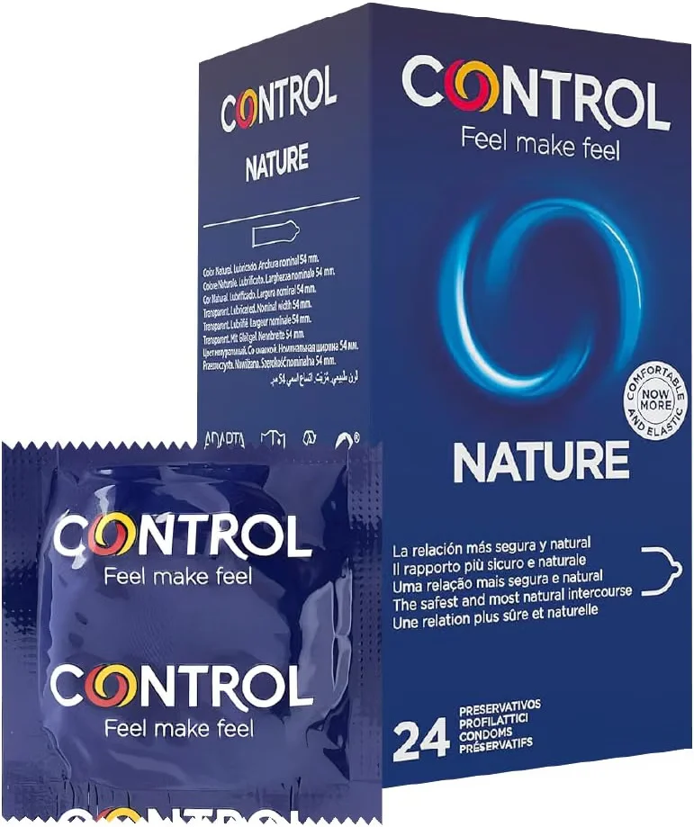 Caixa azul de preservativos Control Nature e um invólucro individual destacando a largura nominal de 54 milímetros.