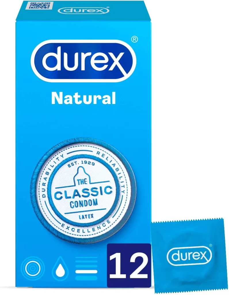 Caixa azul de preservativos Durex Natural com doze unidades e um invólucro individual, ilustrando a largura nominal padrão.