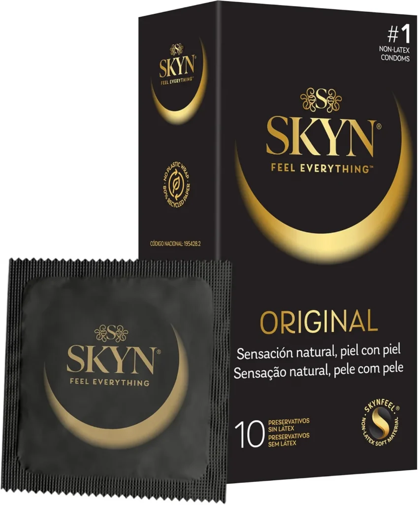 Caixa preta e dourada de preservativos Skyn Original sem látex ao lado de um invólucro individual para o tamanho de preservativo ideal.
