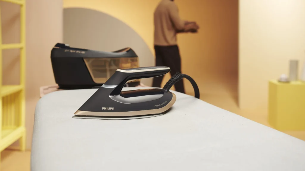 Ferro com gerador de vapor Philips PerfectCare 6000 em tábua.