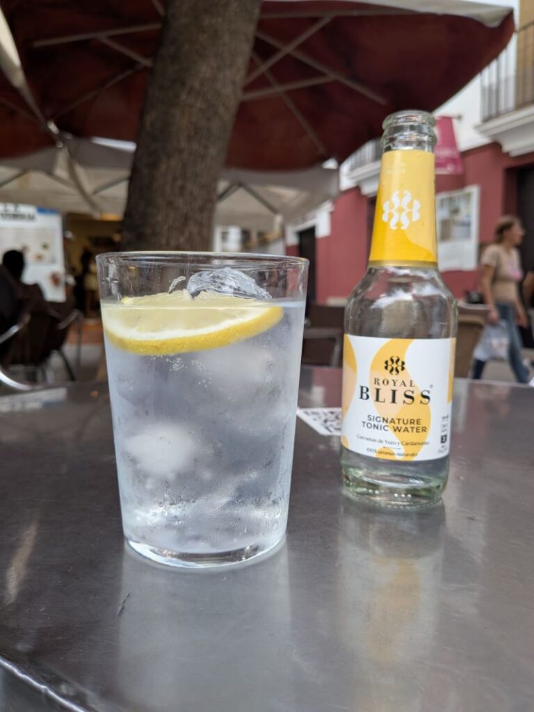 Copos de tónica Royal Bliss com limão