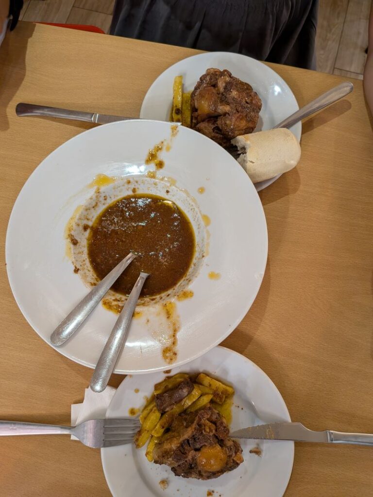 Prato de bife, batatas fritas e molho.