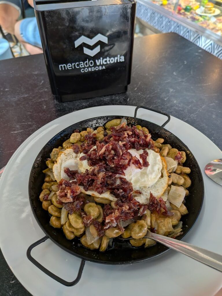 Prato de favas com presunto e ovo no Mercado Victoria em Córdoba