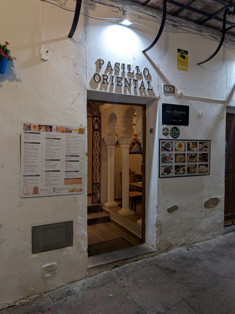 Entrada de restaurante Pasillo Oriental à noite.