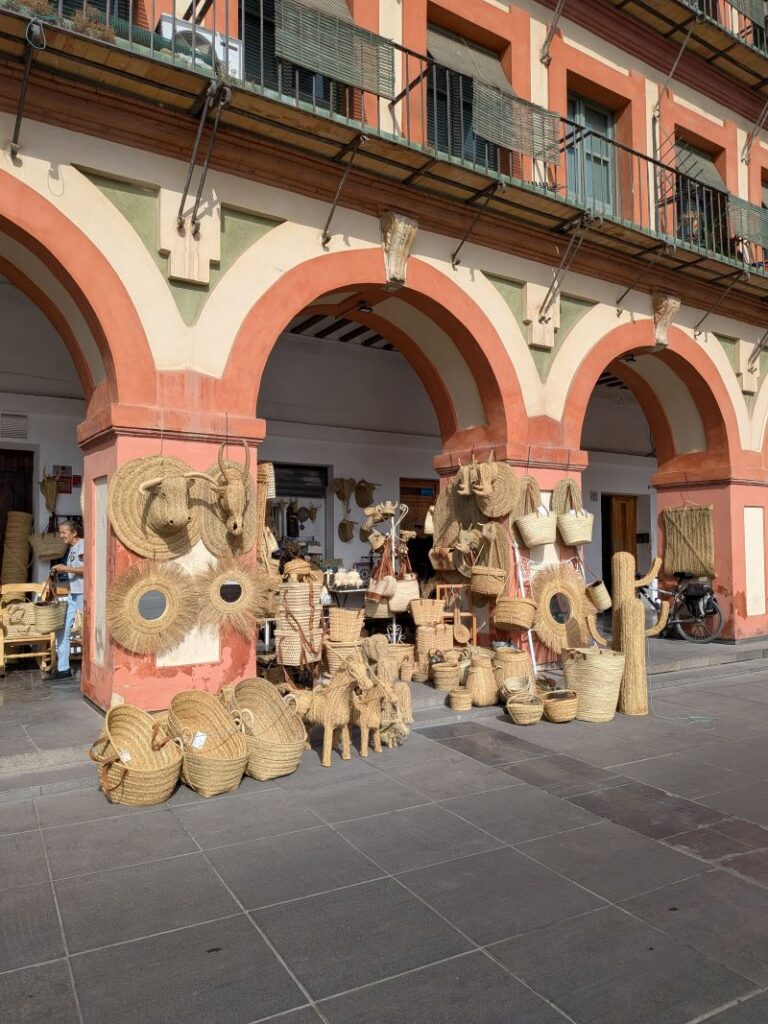 Loja de cestos e artigos de palha na Plaza de la Corredera em Córdoba.