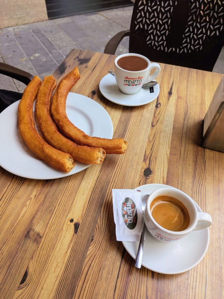 Churros com café e chocolate quente na esplanada da Churros Bar Marta em Córdoba