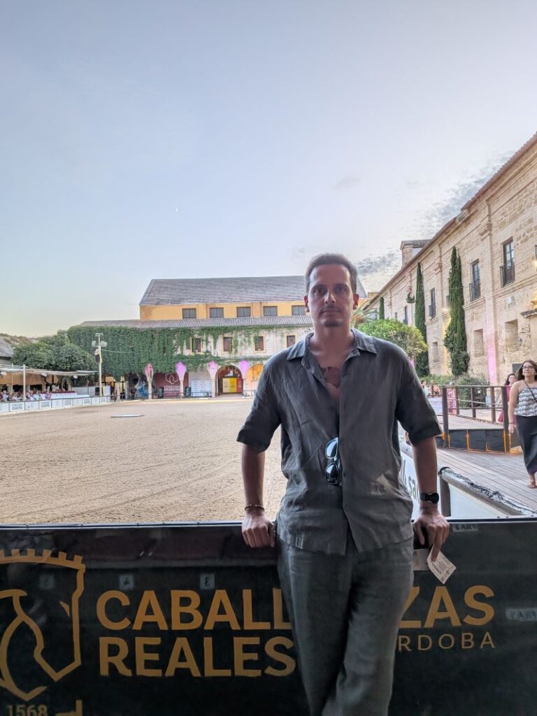 Homem em frente ao Caballerizas Reales em Córdoba.