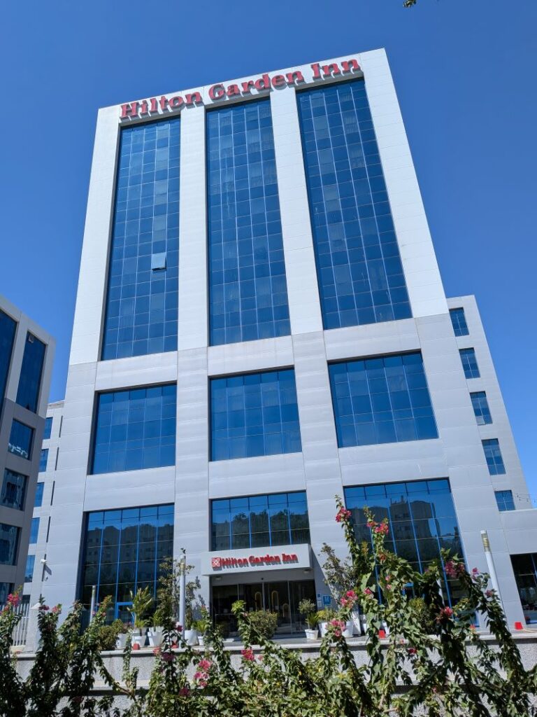 Fachada do hotel Hilton Garden Inn em Sevilla.